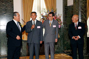 写真：左から萩原理事長、中原元農場長、斉藤前事務局長、岩井元事務局長
