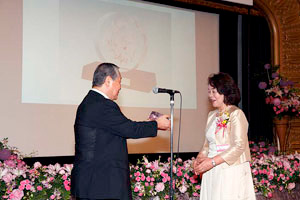 写真：新品種の桜「舞姫」の命名者　備前様への記念品贈呈