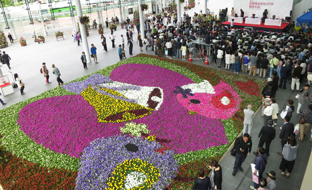 写真：メイン会場のひとつ、福井駅前の「パピリオン」には花の巨大オブジェが！