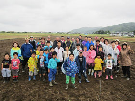 写真：迷路種まきには子供たちも多数参加