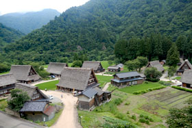 写真：五箇山・菅沼地区の合掌造り