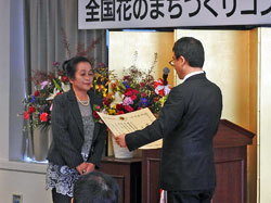 写真：『富士市花の会』　会長 渡邊 香寿美 様