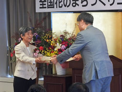 写真：『アドプト・ロード・万博北』　代表 坂東 敦子 様