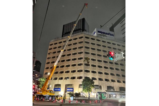 深夜車道を通行規制して行われたクレーン作業(2024年1月25日)